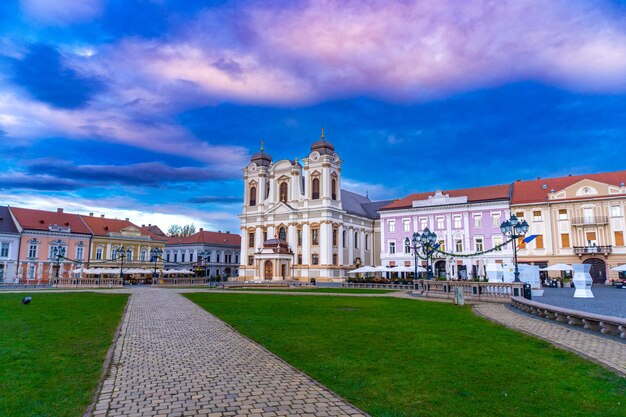 Foto coluna da santa trindade e catedral católica romana na praça da união, na cidade romena de timisoara