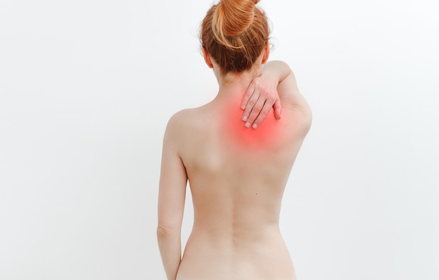 Coluna de corpo nu da mulherProblemas da medula espinhal. Cuidados com o corpo para problemas de saúde da coluna vertebral.