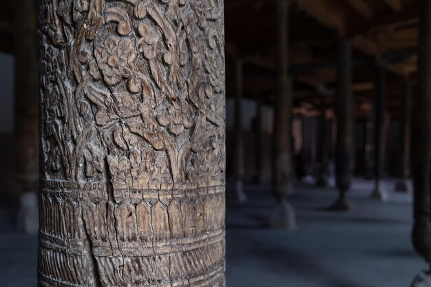 Coluna de madeira esculpida no Juma masjid interior da antiga mesquita na cidade velha de IchanKala Khiva Uzbequistão