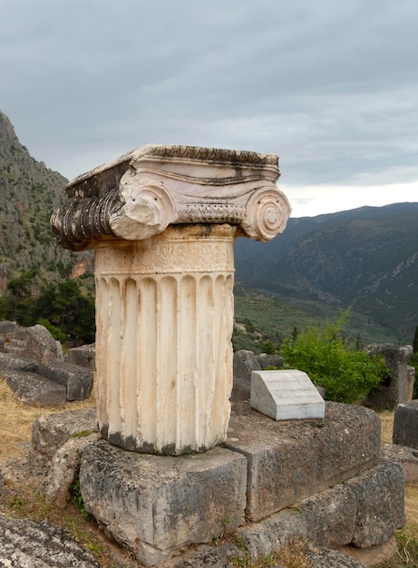 Coluna de mármore no Parque Arqueológico de Delfos na Grécia