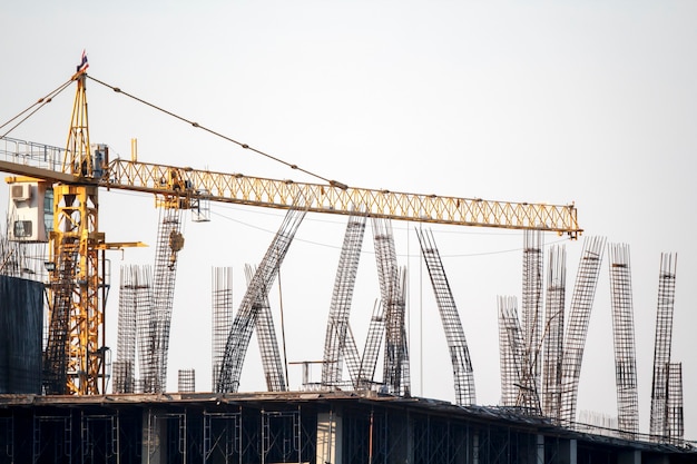 Coluna de vergalhão em canteiro de obras