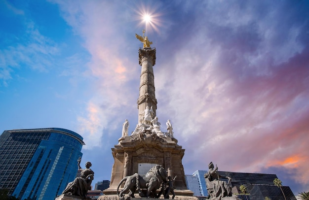 Foto coluna do anjo da independência da atração turística da cidade do méxico perto do centro financeiro da cidade e el zocalo