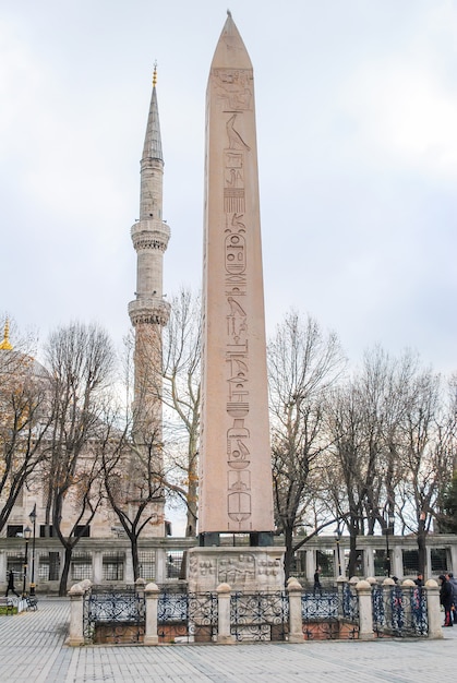 Coluna egípcia em uma praça em Istambul.