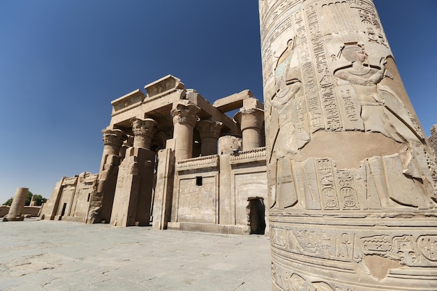 Coluna no templo de Kom Ombo Aswan Egito