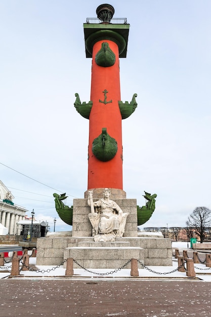 Coluna Rostral na cidade de São Petersburgo em março