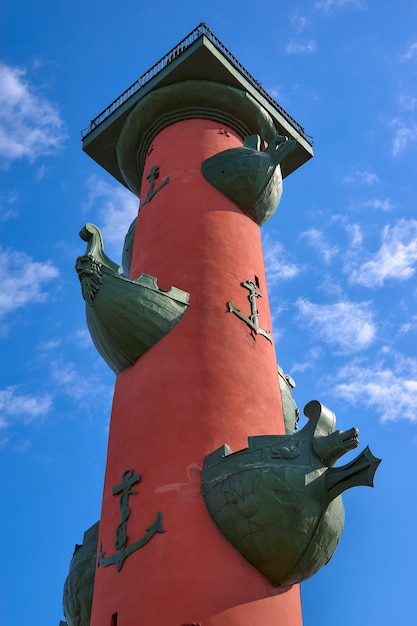 Coluna rostral na ilha Spit of Vasilievsky contra o céu azul