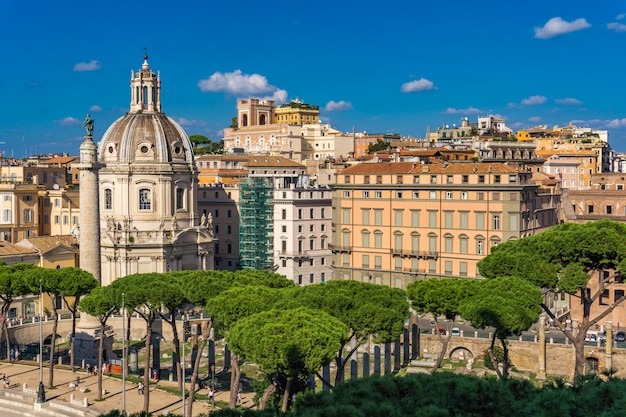 Coluna Traian e Igreja Santissimo Nome de Maria al Foro Traiano em Roma