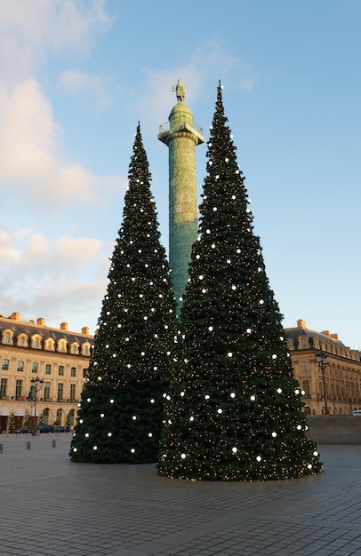 Coluna Vendome com estátua de Napoleão Bonaparte na Place Vendome decorada para o Natal Paris França