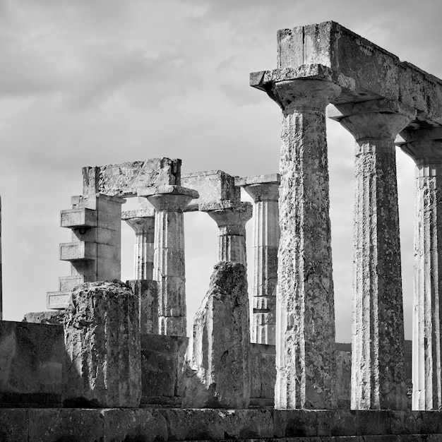 Colunas antigas do templo de Afaia na Ilha Egina, Grécia