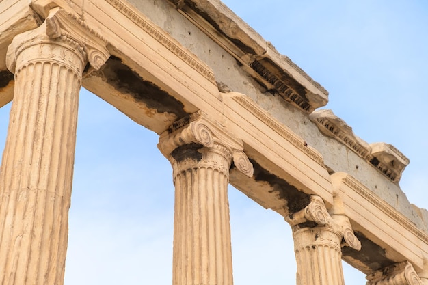 Foto colunas antigas do templo de erechtheion acrópole de atenas grécia erechtheum é um antigo grego