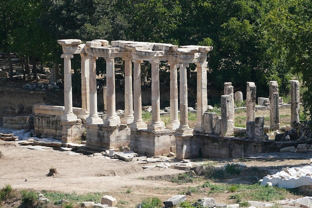Colunas antigas na cidade antiga de Aphrodisias em Aydin Turkiye