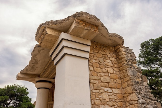 Colunas antigas no palácio de Knossos, na ilha de Creta, na Grécia