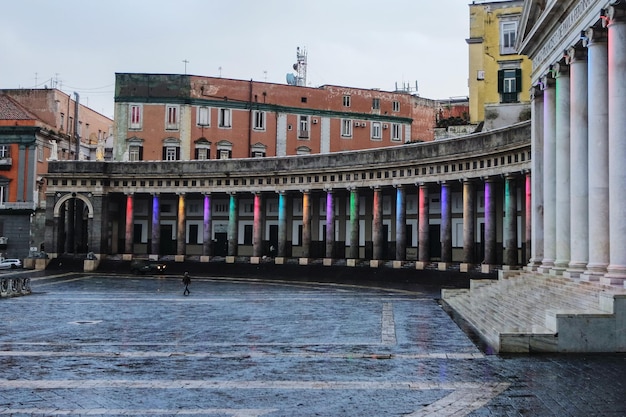 Colunas coloridas em san francesco di paola na cidade