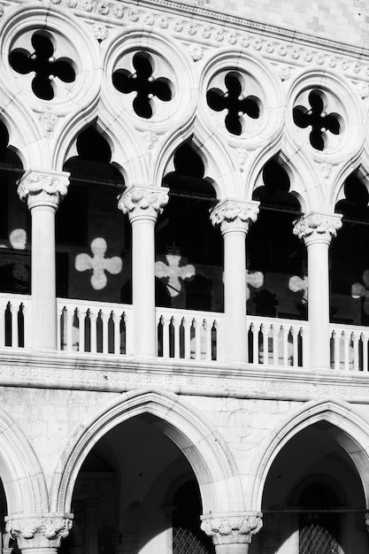 Foto colunas com cruzes do palazzo ducale (palácio dos doges) em veneza, itália. imagem em preto e branco