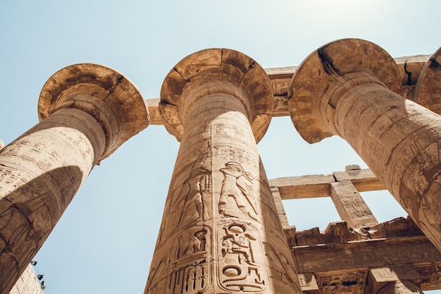 Colunas com hieróglifos no Templo de Karnak em Luxor, Egito. viajar por.