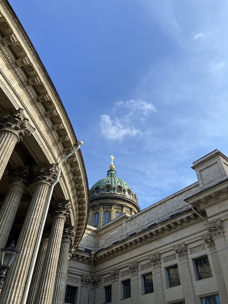 Colunas da catedral de Kazan contra o céu azul