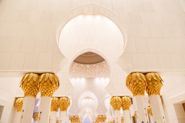 Colunas da mesquita Sheikh Zayed, Abu Dhabi, Emirados Árabes Unidos, janeiro de 2019