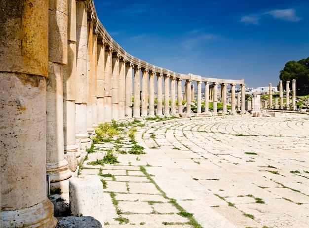 Colunas da praça oval em Jerash, Jordânia