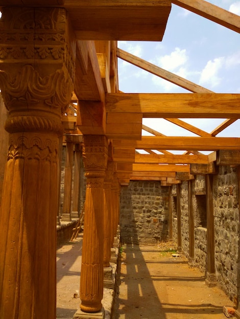 Foto colunas de madeira no templo contra o céu