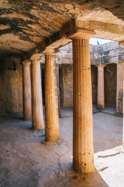 Foto colunas de pedra antigas em túmulos reais, pafos, chipre