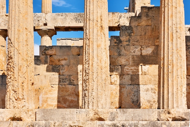 Foto colunas do antigo templo de afaia na ilha egina, grécia