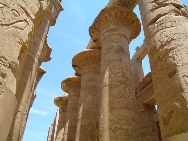 Colunas do antigo templo egípcio de Karnak em Luxor no Egito