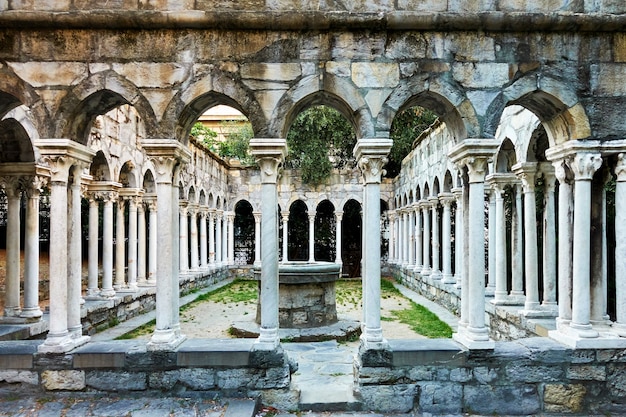 Colunas do mosteiro Chiostro di Sant'Andrea em Gênova, Itália