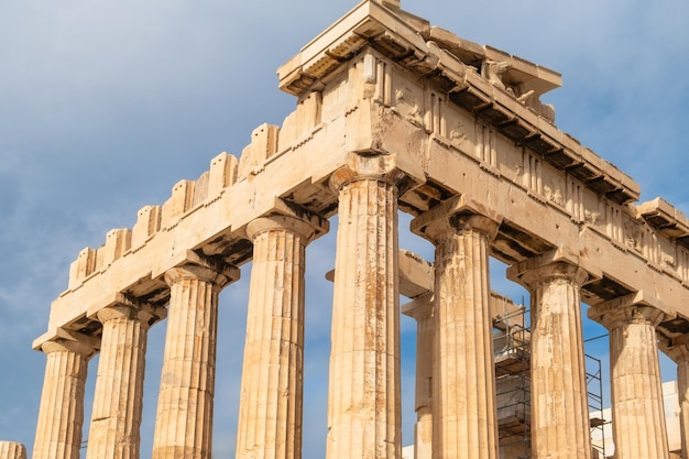 Foto colunas do partenão na acrópole em atenas, grécia, destino de viagem popular