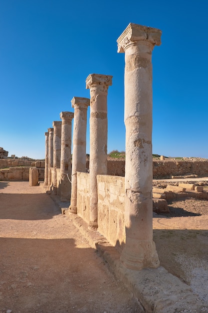 Colunas do templo antigo no parque arqueológico de Kato Paphos, Cypru