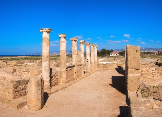 Colunas do templo antigo no parque arqueológico de Kato Paphos em Paphos, Chipre