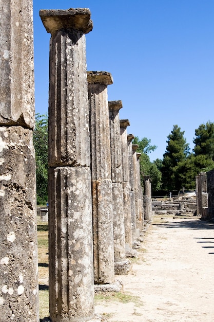 Colunas e ruínas antigas em Olympia, Grécia