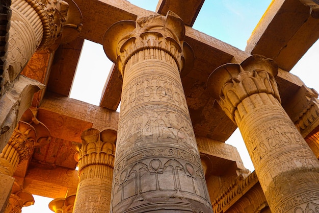 Colunas egípcias antigas no templo de Kom Ombo