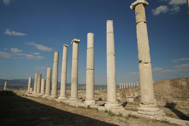 Colunas em Laodicéia na cidade antiga de Lycus em Denizli Turkiye