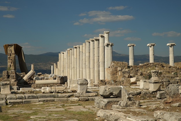 Colunas em Laodicéia na cidade antiga de Lycus em Denizli Turkiye