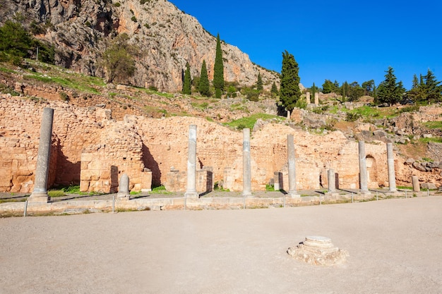 Colunas em ruínas na colunata espartana em delfos. delphi é um antigo santuário que enriqueceu como sede do oráculo que foi consultado sobre decisões importantes em todo o mundo clássico antigo.