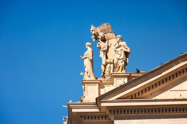 Colunas, esculturas e cúpula da Piazza San Pietro (Praça de São Pedro) na Cidade do Vaticano.