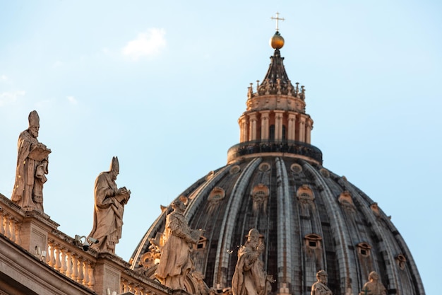 Foto colunas, esculturas e cúpula da piazza san pietro (praça de são pedro) na cidade do vaticano.