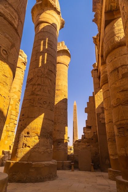 Colunas gigantes e o obelisco do templo de Karnak, o grande santuário de Amun. Egito