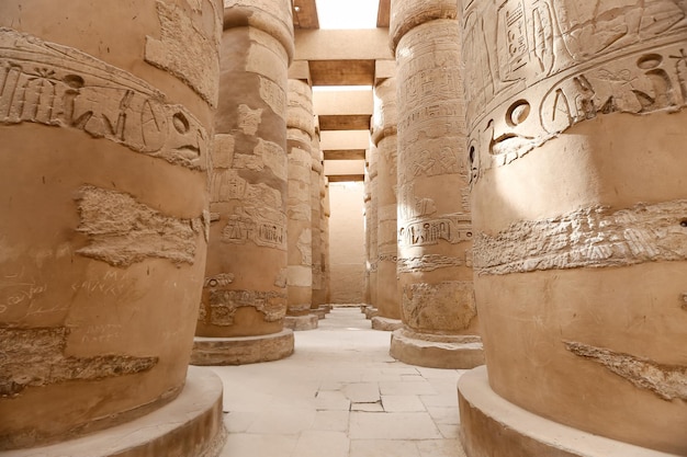 Colunas no salão hipostilo do templo de Karnak Luxor Egito