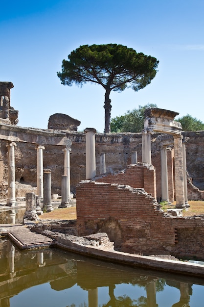 Colunas romanas em villa adriana, tivoli, itália