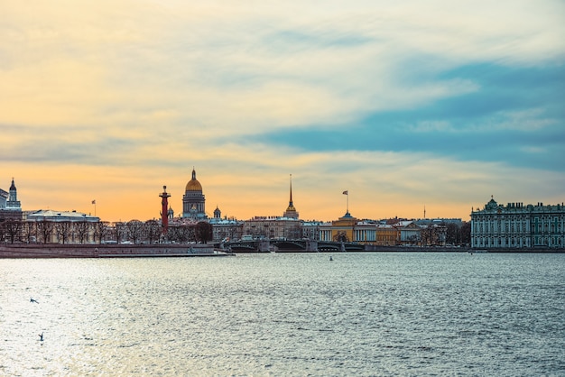 Colunas rostrais na costa da ilha vasilievsky. são petersburgo. rússia.