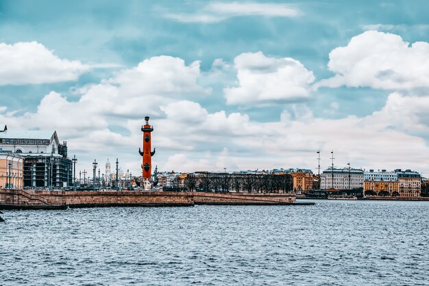 Colunas rostrais na costa da Ilha Vasilievsky. São Petersburgo. Rússia.