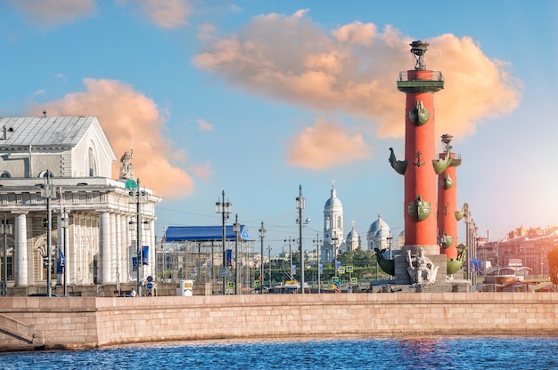 Colunas rostrais vermelhas no Spit of Vasilievsky Island em São Petersburgo em uma manhã de verão