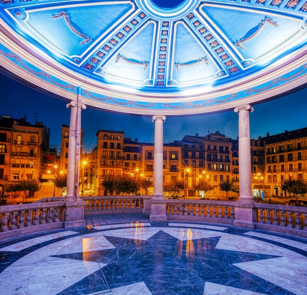 Colunata arqueada da praça Plaza del Castillo, na cidade velha de Pamplona