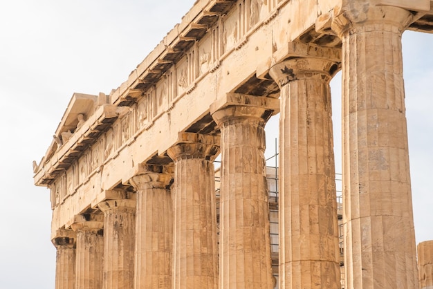 Foto colunata com colunas antigas de mármore do templo do partenão na acrópole em atenas, grécia popular