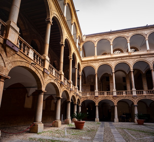 Colunata interna capela real do palácio normando em palermo