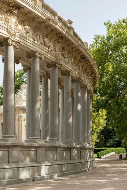 Colunata monumental no Parque do Retiro em Madrid