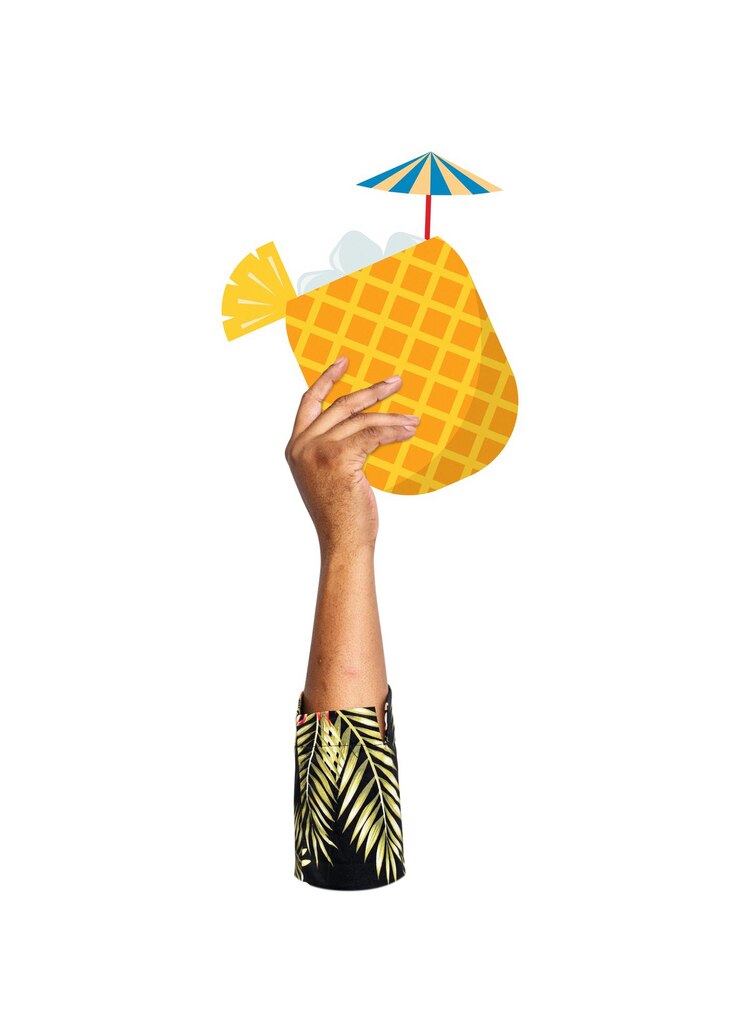 Foto com a mão segurando png bebida de abacaxi fundo transparente