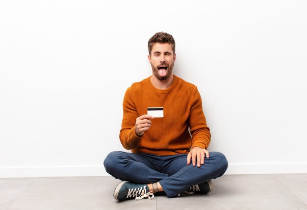 Com atitude alegre, despreocupada e rebelde, brincando e enfiando a língua para fora, se divertindo