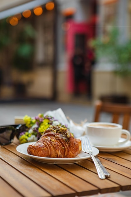 Foto com croissants e café na esplanada